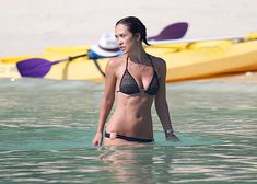 Сексуальная красотка Майлин Класс на пляже в Таиланде фото #9