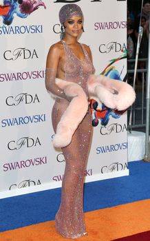 Голые сиськи Рианны в просвечивающем платье на CFDA Fashion Awards фото #3