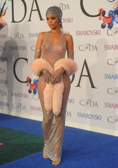Голые сиськи Рианны в просвечивающем платье на CFDA Fashion Awards фото #8