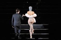 Голые сиськи Рианны в просвечивающем платье на CFDA Fashion Awards фото #20