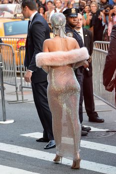 Голые сиськи Рианны в просвечивающем платье на CFDA Fashion Awards фото #26