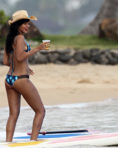 Сексуальная красотка Рианна в бикини на Гавайях фото #16