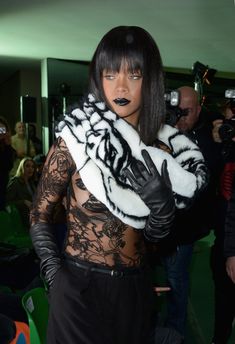 Рианна засветила сосок на Jean Paul Gaultier Fashion Show фото #3