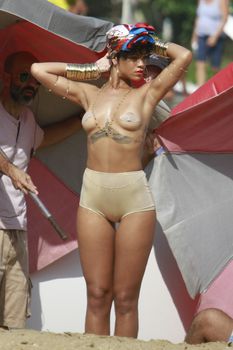 Голая грудь Рианны на фотосессии в Рио фото #4