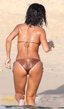 Возбуждающая Рианна в бикини на пляже в Барбадосе фото #8