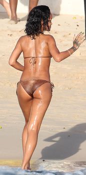 Возбуждающая Рианна в бикини на пляже в Барбадосе фото #9