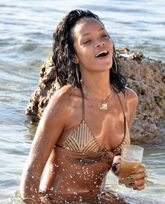 Возбуждающая Рианна в бикини на пляже в Барбадосе фото #12