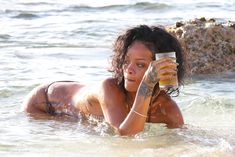 Возбуждающая Рианна в бикини на пляже в Барбадосе фото #20