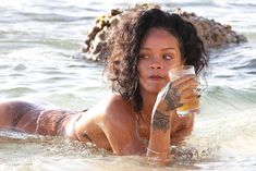 Возбуждающая Рианна в бикини на пляже в Барбадосе фото #21