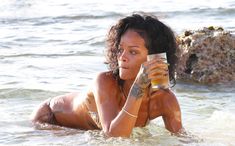 Возбуждающая Рианна в бикини на пляже в Барбадосе фото #22