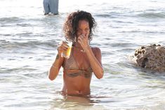 Возбуждающая Рианна в бикини на пляже в Барбадосе фото #23