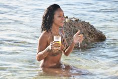 Возбуждающая Рианна в бикини на пляже в Барбадосе фото #24