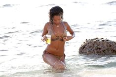Возбуждающая Рианна в бикини на пляже в Барбадосе фото #28