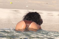 Возбуждающая Рианна в бикини на пляже в Барбадосе фото #33