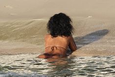 Возбуждающая Рианна в бикини на пляже в Барбадосе фото #34