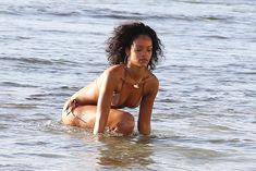 Возбуждающая Рианна в бикини на пляже в Барбадосе фото #41