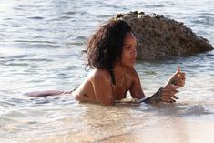 Возбуждающая Рианна в бикини на пляже в Барбадосе фото #43