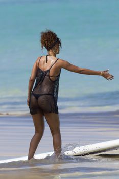 Возбуждающее тело Рианны в бикини на Гавайях фото #2