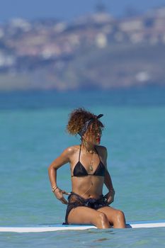 Возбуждающее тело Рианны в бикини на Гавайях фото #11