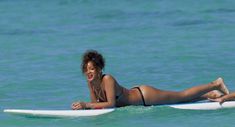 Возбуждающее тело Рианны в бикини на Гавайях фото #15