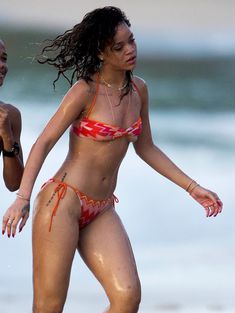 Горячая Рианна в купальнике в Барбадосе фото #41
