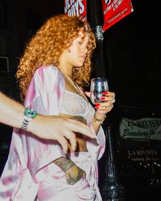 Рианна в прозрачном лифчике в Нью-Йорке фото #15