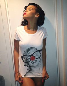 Рианна показывает сосок с пирсинг в смешной футболке фото #1