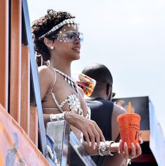 Рианна в откровенном наряде на карнавале в Барбадосе фото #3