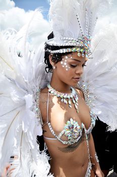 Рианна в откровенном наряде на карнавале в Барбадосе фото #4