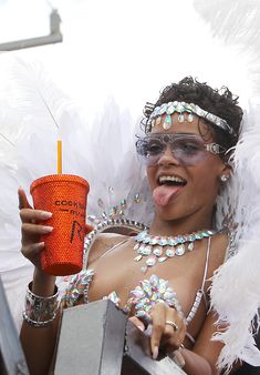 Рианна в откровенном наряде на карнавале в Барбадосе фото #9