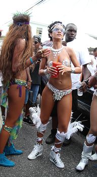 Рианна в откровенном наряде на карнавале в Барбадосе фото #18