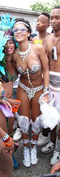 Рианна в откровенном наряде на карнавале в Барбадосе фото #22