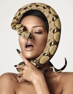 Секси Рианна со змеейм на обнаженном теле для журнала GQ фото #6