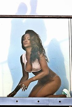 Голая попка Рианны на фотосессии в Голливуде фото #1