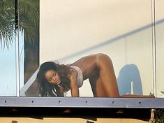 Голая попка Рианны на фотосессии в Голливуде фото #5