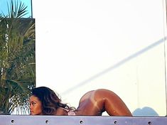 Голая попка Рианны на фотосессии в Голливуде фото #11