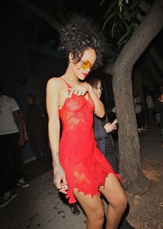Рианна засветила грудь в красном платье возле клуба Hooray Henry's фото #2