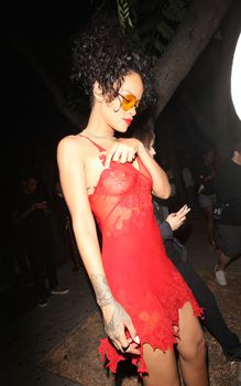 Рианна засветила грудь в красном платье возле клуба Hooray Henry's фото #3