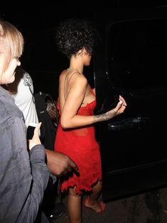 Рианна засветила грудь в красном платье возле клуба Hooray Henry's фото #5