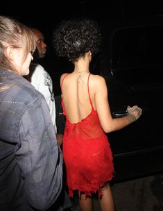 Рианна засветила грудь в красном платье возле клуба Hooray Henry's фото #6