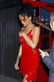 Рианна засветила грудь в красном платье возле клуба Hooray Henry's фото #14