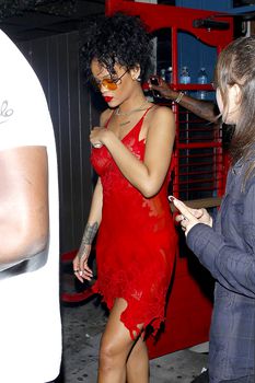 Рианна засветила грудь в красном платье возле клуба Hooray Henry's фото #15