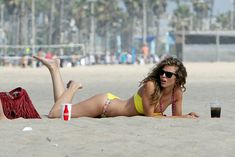 АннаЛинн МакКорд в желтом бикини на пляже в Лос-Анджелесе фото #9