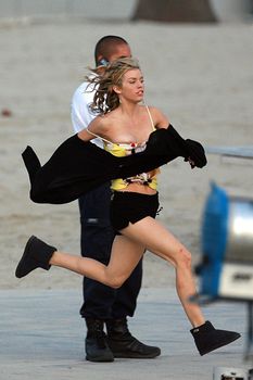 Голый сосок АнныЛинн МакКорд во время бега фото #2