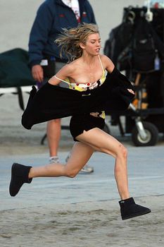 Голый сосок АнныЛинн МакКорд во время бега фото #3