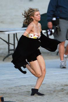 Голый сосок АнныЛинн МакКорд во время бега фото #4