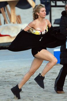 Голый сосок АнныЛинн МакКорд во время бега фото #6