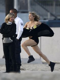 Голый сосок АнныЛинн МакКорд во время бега фото #7