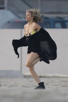 Голый сосок АнныЛинн МакКорд во время бега фото #8