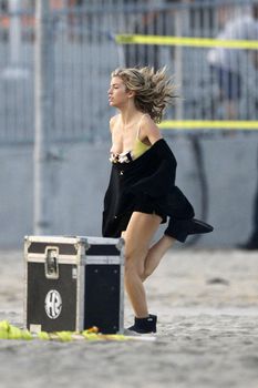 Голый сосок АнныЛинн МакКорд во время бега фото #9